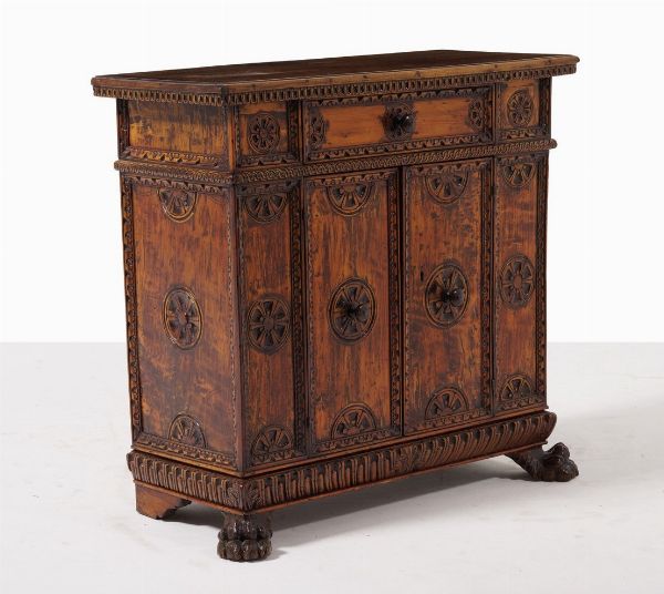 Credenza in noce con decorazione floreale intagliata, gambe ferine. Stile 700  - Asta Antiquariato - Associazione Nazionale - Case d'Asta italiane