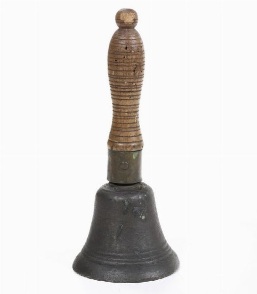 Campanella in metallo con manico in legno.  - Asta Antiquariato - Associazione Nazionale - Case d'Asta italiane