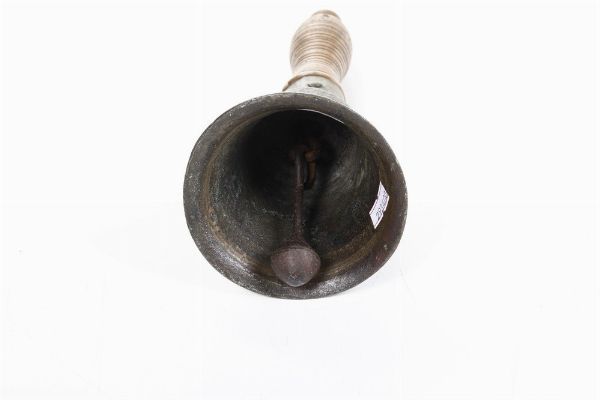 Campanella in metallo con manico in legno.  - Asta Antiquariato - Associazione Nazionale - Case d'Asta italiane