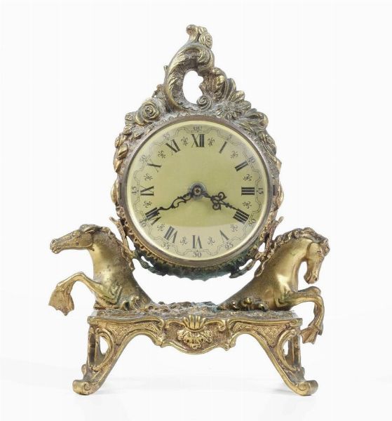 Piccolo orologio da tavolo in metallo dorato. XX secolo  - Asta Antiquariato - Associazione Nazionale - Case d'Asta italiane