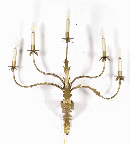 Applique a cinque luci in lamierino dorato. XIX secolo  - Asta Antiquariato - Associazione Nazionale - Case d'Asta italiane