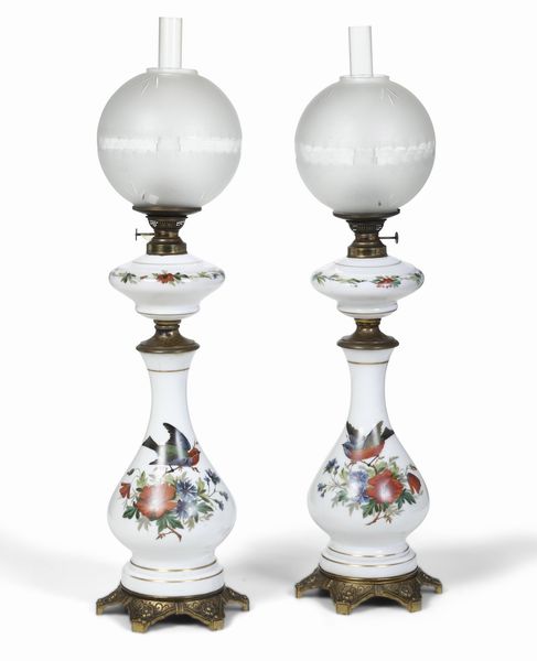 Coppia di lampade ad olio in porcellana dipinta e metallo dorato. XIX-XX secolo  - Asta Antiquariato - Associazione Nazionale - Case d'Asta italiane