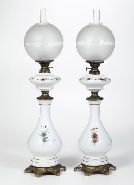 Coppia di lampade ad olio in porcellana dipinta e metallo dorato. XIX-XX secolo  - Asta Antiquariato - Associazione Nazionale - Case d'Asta italiane