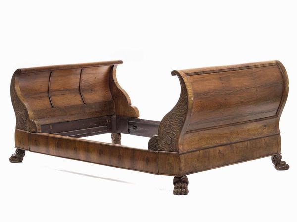 Letto a barca in legno intagliato e legno lastronato. XIX secolo  - Asta Antiquariato - Associazione Nazionale - Case d'Asta italiane