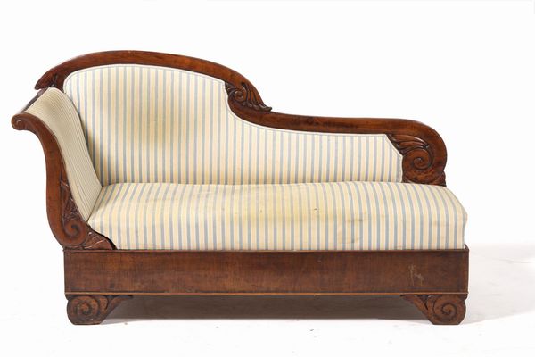 Dormeuse in noce con elementi intagliati a motivi vegetali, Italia centrale, XIX secolo  - Asta Antiquariato - Associazione Nazionale - Case d'Asta italiane