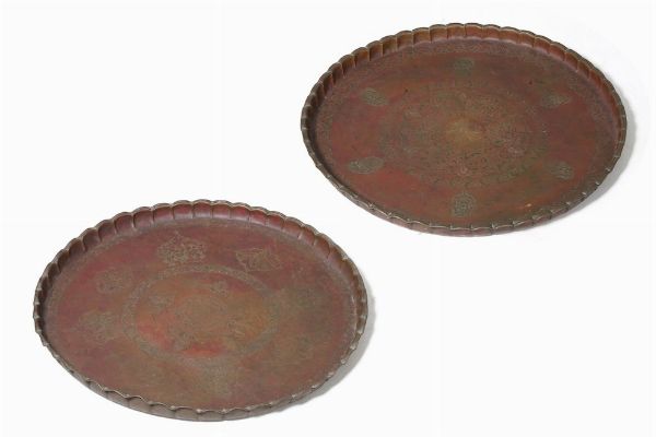 Due grandi vassoi in metallo inciso e dipinto  - Asta Antiquariato - Associazione Nazionale - Case d'Asta italiane
