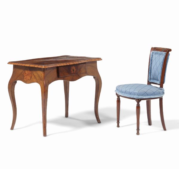 Piccola scrivania lastronata ed intarsiata e seggiolina  - Asta Antiquariato - Associazione Nazionale - Case d'Asta italiane