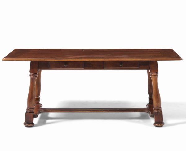 Tavolo scrittoio in noce con piano rettangolare intarsiato a motivi geometrici. Stile antico  - Asta Antiquariato - Associazione Nazionale - Case d'Asta italiane