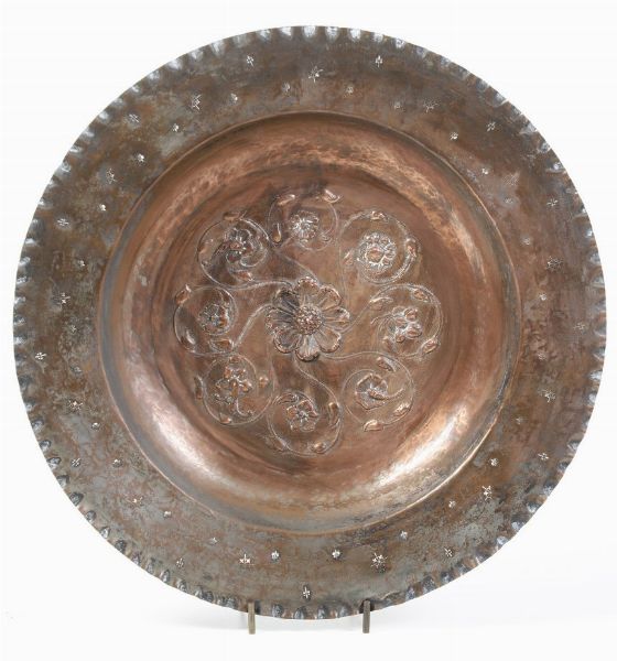 Grande bacile in rame sbalzato. Fine XIX, inizi XX secolo  - Asta Antiquariato - Associazione Nazionale - Case d'Asta italiane