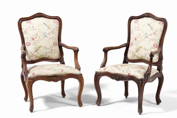 Coppia di poltrone in legno intagliato. XVIII secolo  - Asta Antiquariato - Associazione Nazionale - Case d'Asta italiane