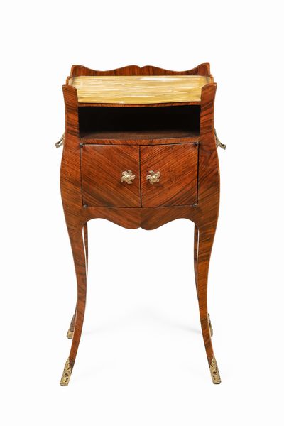 Comodino Luigi XV interamente lastronato. Genova XVIII secolo  - Asta Antiquariato - Associazione Nazionale - Case d'Asta italiane