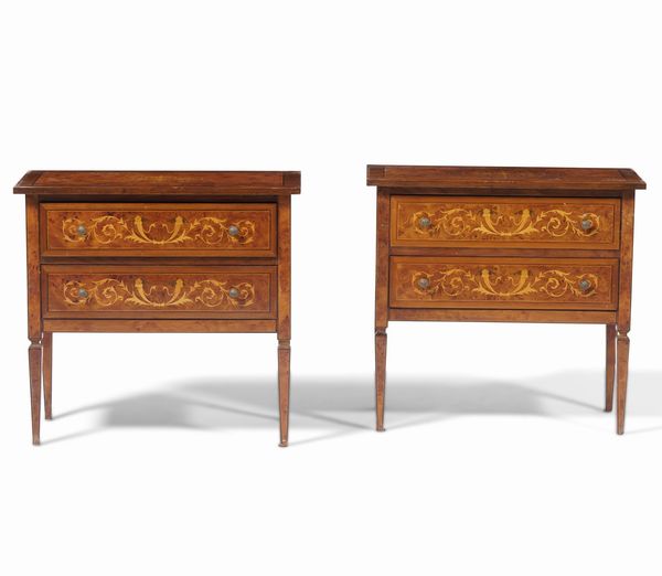 Coppia di comoncini intarsiati a due cassetti. XX secolo  - Asta Antiquariato - Associazione Nazionale - Case d'Asta italiane