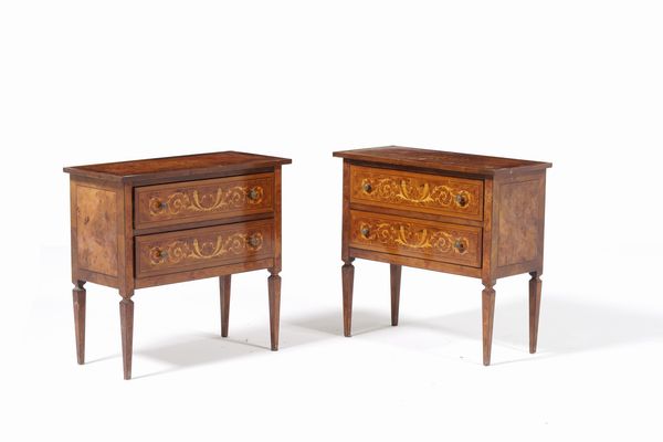 Coppia di comoncini intarsiati a due cassetti. XX secolo  - Asta Antiquariato - Associazione Nazionale - Case d'Asta italiane