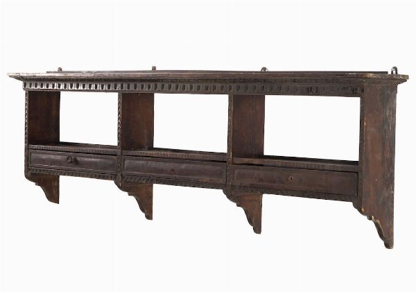 Mensola in legno intagliato ed ebanizzato a tre cassettini. XX secolo  - Asta Antiquariato - Associazione Nazionale - Case d'Asta italiane