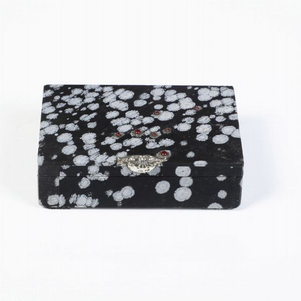 Scatola in ossidiana con presa in argento e cabochon rossi, Manifattura Stefani Bologna  - Asta Antiquariato - Associazione Nazionale - Case d'Asta italiane