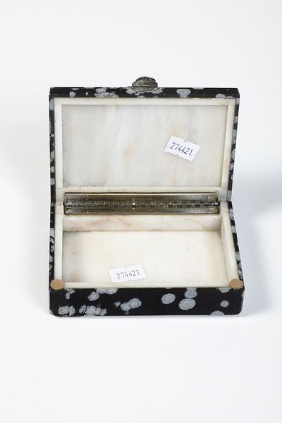 Scatola in ossidiana con presa in argento e cabochon rossi, Manifattura Stefani Bologna  - Asta Antiquariato - Associazione Nazionale - Case d'Asta italiane