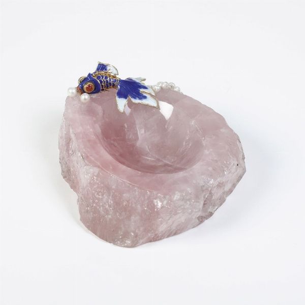 Ciotola in quarzo rosa con pesce smaltato e perle  - Asta Antiquariato - Associazione Nazionale - Case d'Asta italiane