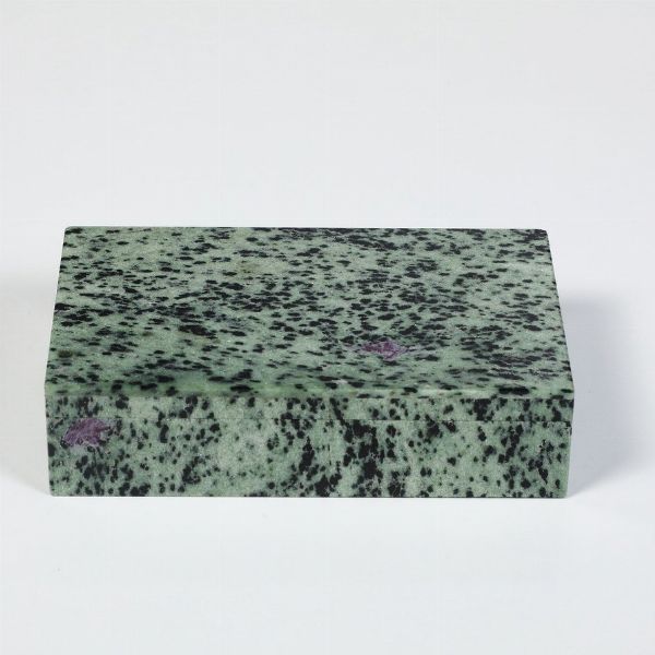 Scatola in pietra dura (zoesite ?).  - Asta Antiquariato - Associazione Nazionale - Case d'Asta italiane