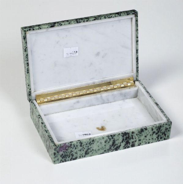 Scatola in pietra dura (zoesite ?).  - Asta Antiquariato - Associazione Nazionale - Case d'Asta italiane
