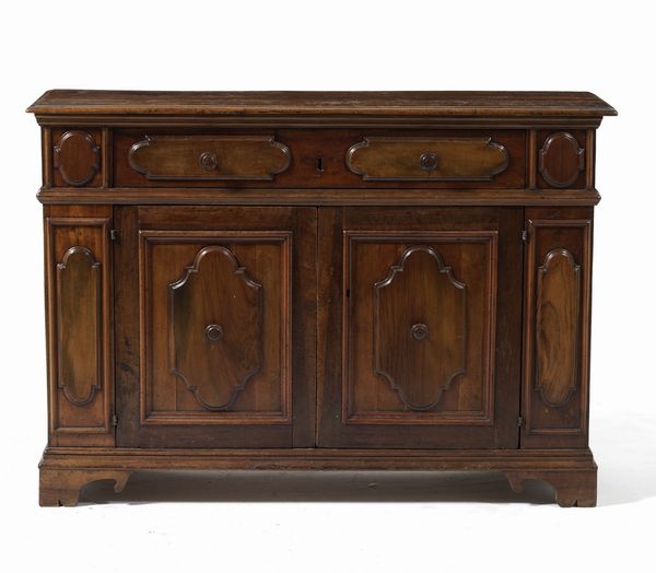 Credenza in noce con cassetto e sportelli nella parte sottostante Italia centrale settentrionale, XVIII secolo.  - Asta Antiquariato - Associazione Nazionale - Case d'Asta italiane