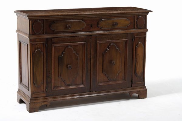 Credenza in noce con cassetto e sportelli nella parte sottostante Italia centrale settentrionale, XVIII secolo.  - Asta Antiquariato - Associazione Nazionale - Case d'Asta italiane
