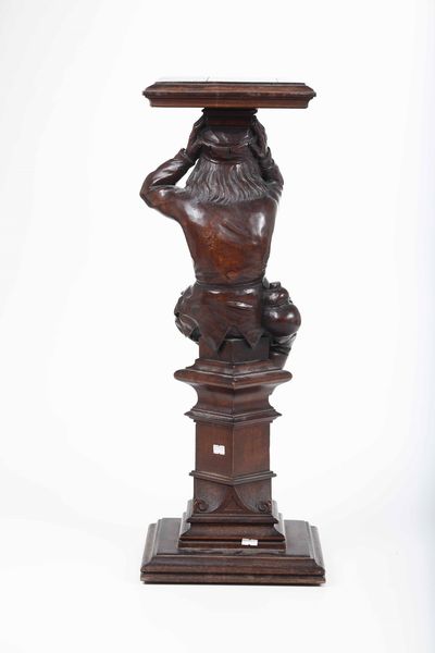 Piedistallo in legno intagliato con figura. XIX-XX secolo  - Asta Antiquariato - Associazione Nazionale - Case d'Asta italiane