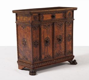 Credenza in noce con decorazione floreale intagliata, gambe ferine. Stile 700  - Asta Antiquariato - Associazione Nazionale - Case d'Asta italiane