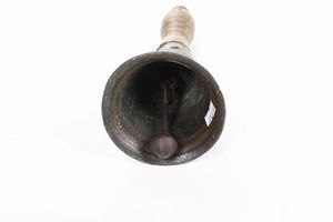 Campanella in metallo con manico in legno.  - Asta Antiquariato - Associazione Nazionale - Case d'Asta italiane