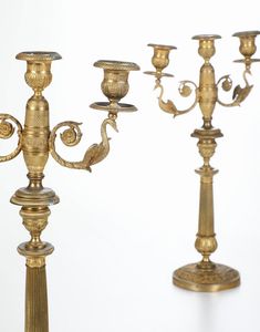 Coppia di candelabri a tre luci in bronzo dorato e cesellato. XIX-XX secolo  - Asta Antiquariato - Associazione Nazionale - Case d'Asta italiane