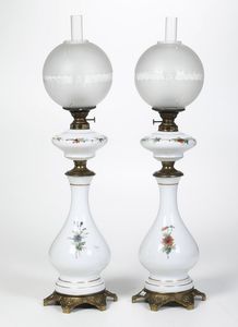 Coppia di lampade ad olio in porcellana dipinta e metallo dorato. XIX-XX secolo  - Asta Antiquariato - Associazione Nazionale - Case d'Asta italiane