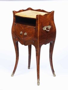 Comodino Luigi XV interamente lastronato. Genova XVIII secolo  - Asta Antiquariato - Associazione Nazionale - Case d'Asta italiane