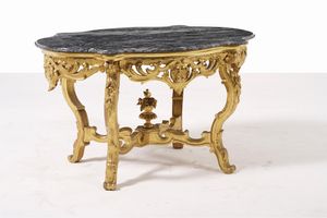 Tavolo da centro in legno intagliato e dorato. XIX secolo  - Asta Antiquariato - Associazione Nazionale - Case d'Asta italiane