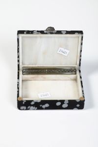 Scatola in ossidiana con presa in argento e cabochon rossi, Manifattura Stefani Bologna  - Asta Antiquariato - Associazione Nazionale - Case d'Asta italiane
