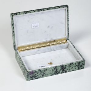 Scatola in pietra dura (zoesite ?).  - Asta Antiquariato - Associazione Nazionale - Case d'Asta italiane