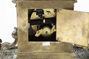 Trittico composto da pendola da tavolo e coppia di candelabri. Francia XX secolo  - Asta Antiquariato - Associazione Nazionale - Case d'Asta italiane