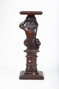 Piedistallo in legno intagliato con figura. XIX-XX secolo  - Asta Antiquariato - Associazione Nazionale - Case d'Asta italiane