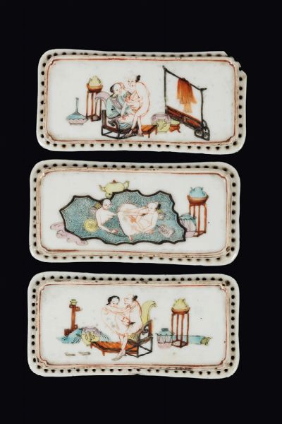Tre placche in porcellana smaltata con scene erotiche, Cina, Dinastia Qing, epoca Jiaqing (1796-1820)  - Asta Fine Chinese Works of Art - Associazione Nazionale - Case d'Asta italiane
