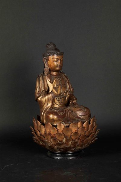 Figura di Buddha in legno laccato e dorato seduto su fiore di loto, Cina, Dinastia Ming, met XVII secolo  - Asta Fine Chinese Works of Art - Associazione Nazionale - Case d'Asta italiane