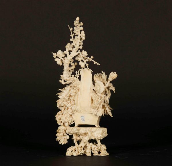 Gruppo scolpito in avorio raffigurante vaso con fiori, Cina, inizi XX secolo  - Asta Fine Chinese Works of Art - Associazione Nazionale - Case d'Asta italiane