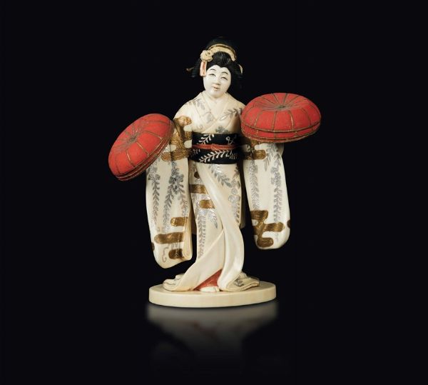 Figura di Geisha in avorio dipinto, Giappone, epoca Meiji, inizi XX secolo  - Asta Fine Chinese Works of Art - Associazione Nazionale - Case d'Asta italiane