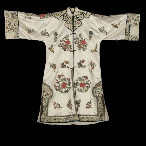 Veste in seta bianca con ricamo naturalistico, Cina, inizio XIX secolo  - Asta Fine Chinese Works of Art - Associazione Nazionale - Case d'Asta italiane