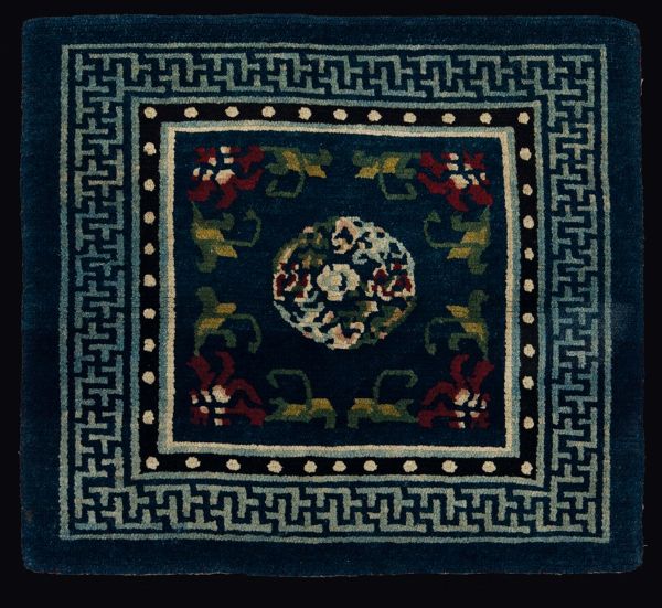 Tappeto da meditazione con medaglione centrale su fondo blu e bordo con motivo a svastiche, Cina, 1900 ca  - Asta Fine Chinese Works of Art - Associazione Nazionale - Case d'Asta italiane