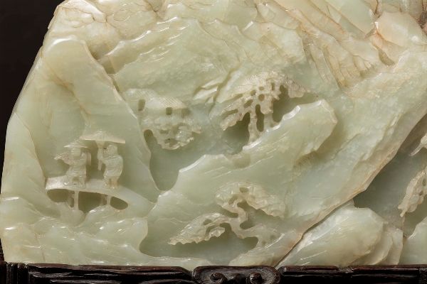 Grande montagna scolpita in giada bianca celadon con paesaggio e personaggi a rilievo, Cina, Dinastia Qing, epoca Qianlong (1736-1796)  - Asta Fine Chinese Works of Art - Associazione Nazionale - Case d'Asta italiane