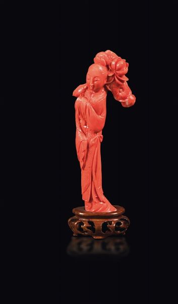 Piccola figura di Guanyin con rose scolpita in corallo, Cina, inizio XX secolo  - Asta Fine Chinese Works of Art - Associazione Nazionale - Case d'Asta italiane
