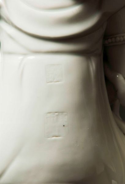 Figura di Manjusri sopra cane di Pho in porcellana Blanc de Chine Dehua, Cina, Dinastia Qing, fine XIX secolo  - Asta Fine Chinese Works of Art - Associazione Nazionale - Case d'Asta italiane