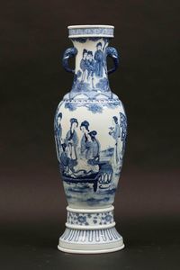 Vaso in porcellana bianca e blu con raffigurazioni di Guanyin, Cina, Dinastia Qing, XIX secolo  - Asta Fine Chinese Works of Art - Associazione Nazionale - Case d'Asta italiane