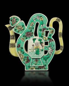 Teiera in porcellana smaltata a forma di ideogramma con figure di saggio e bambini, Cina, Dinastia Qing, epoca Kangxi (1662-1722)  - Asta Fine Chinese Works of Art - Associazione Nazionale - Case d'Asta italiane
