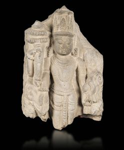 Stele in pietra con figura di divinit stante, India, IX-X secolo  - Asta Fine Chinese Works of Art - Associazione Nazionale - Case d'Asta italiane