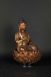 Figura di Buddha in legno laccato e dorato seduto su fiore di loto, Cina, Dinastia Ming, met XVII secolo  - Asta Fine Chinese Works of Art - Associazione Nazionale - Case d'Asta italiane