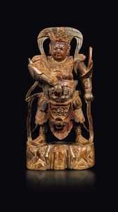 Figura di Guandi in legno intagliato con tracce di doratura, Cina, Dinastia Ming, XVII secolo  - Asta Fine Chinese Works of Art - Associazione Nazionale - Case d'Asta italiane